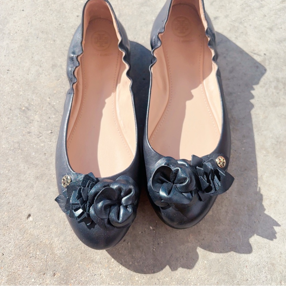 Tory Burch FLOWER Black Patent BALLET FLATS Size 8.5 - Picture 3 of 9